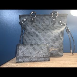 Guess purse comes with Wallet